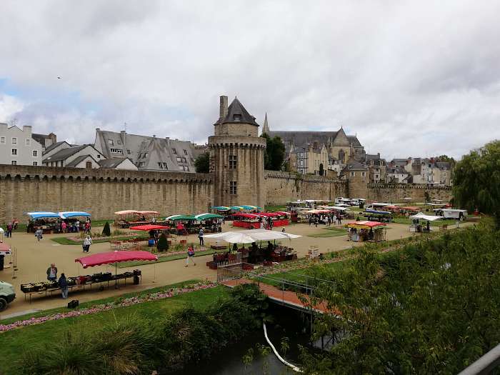 La Pinede: Club Naturiste Bretagne Sud - Geert en Rico - Markt bij de stadswallen van Vannes