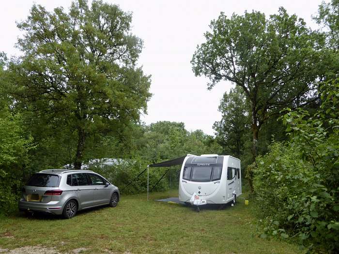 camping Le Mérou - Jan Koopman - Ons mooie plekje tussen en gedeeltelijk onder de bomen. Zon en schaduw, we hadden het beiden